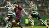 Barca (áo nâu) có chiến thắng vất vả trước Sporting. Ảnh: Getty Images