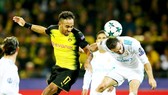 Dortmund (trái) hy vọng sẽ nhanh chóng quên đi thất bại trước Real Madrid (1-3) để tập trung cho mục tiêu giành chiến thắng trước Augsburg. Ảnh: Getty Images