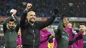 HLV Pep Guardiola phấn khích ăn mừng chiến thắng. Ảnh: Getty Images