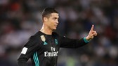 Ronaldo bực tức khi CĐV gọi tên Messi. Ảnh: Getty Images