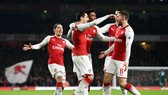 Aaron Ramsey (phải) và đồng đội đã làm nên trận đấu hoàn hảo trước Everton. Ảnh: Getty Images