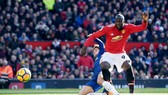 Romelu Lukaku với pha ghi bàn tinh tế vào lưới Chelsea. Ảnh: Getty Images