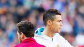 Messi chưa “khỏe” với Ronaldo trong cuộc đua Pichichi. Ảnh: Getty Images.