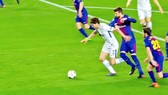 Pique dùng tiểu xảo kín với Alonso. Ảnh AS.