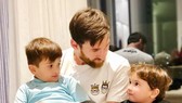 Messi không chỉ giỏi trên sân, mà còn là người chồng người cha tốt khi ở nhà. Ảnh: Facebook nhân vật.