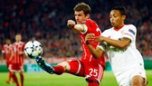 Bayern Munich (trái) dù gây thất vọng nhưng quan trọng là đã hoàn thành mục tiêu đi tiếp. Ảnh: Getty Images