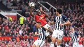 Pha dùng tay chơi bóng lộ liễu của Paul Pogba. Ảnh: The Busby Babe