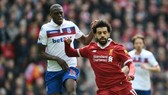 Mohamed Salah đi bóng trước Bruno Martins Indi cuối tuần qua. Ảnh: Getty Images
