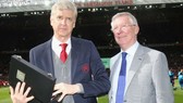 Sir Alex Ferguson (phải) trao quà lưu niệm cho HLV Arsene Wenger cuối tuần qua. Ảnh: Getty Images