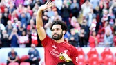 Mohamed Salah hạnh phúc khoe Giầy vàng. Ảnh: Getty Images