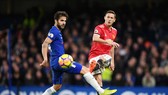 Ngoài Jose Mourinho, thứ bảy này Cesc Fabregas (trái) cũng đối đầu đồng đội cũ Nemanja Matic. Ảnh: Getty Images