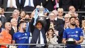 HLV Antonio Conte vẫn muốn đây không phải là danh hiệu cuối của ông cùng Chelsea. Ảnh: Getty Images