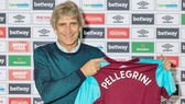 HLV Manuel Pellegrini rạng rỡ ra mắt tại West Ham. Ảnh: Getty Images