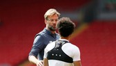 HLV Jurgen Klopp vẫn đang cố gắng tìm giải pháp tốt nhất cho chung kết. Ảnh: Getty Images
