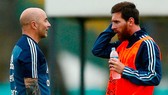 HLV Jorge Sampaoli tin tưởng tài năng của Lionel Messi kết hợp với kinh nghiệm sẽ mang về thành công. Ảnh: GETTY IMAGE