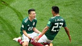 Hirving Lozano (trái) ăn mừng bàn thắng gây sốc đầu tiên của kỳ giải này. Ảnh: Getty Images
