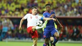 Robert Lewandowski (trái) đã luôn vất vả giữ bóng hơn là tập trung vào công việc ghi bàn. Ảnh: Getty Images