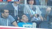 Maradona bị tung tin đồn thất thiệt. Ảnh cắt từ clip.