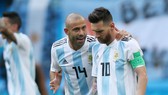 Javier Mascherano (trái) không muốn Lionel Messi đưa ra quyết định chia tay như anh. Ảnh: Getty Images