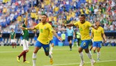 Neymar vui mừng sau bàn mở tỷ số cho Brazil. Ảnh: Getty Images