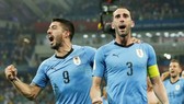 Luis Suarez (trái) tin đội trưởng Diego Godin sẽ chỉ huy tốt hàng phòng ngự khi đối đầu tuyển Pháp. Ảnh: Getty Images