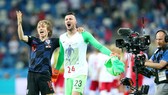 Luka Modric mừng chiến thắng cùng Danijel Subasic (phải), nhưng Croatia có nguy cơ mất thủ thành số 1 khi đối đầu Anh. Ảnh: Getty Images