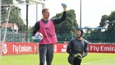 Bernd Leno (trái) và Petr Cech trên sân tập. Ảnh: Arsenal FC via Getty