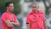 Jose Mourinho (phải) đang trong một mùa hè khó khăn bật nhất sự nghiệp. Ảnh: The Sun