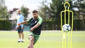 Sergio Aguero tập luyện trước sự quan sát của HLV Pep Guardiola. Ảnh: The Sun