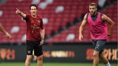 HLV Unai Emery (trái) hài lòng về chất lượng đội hình của Arsenal. Ảnh: Getty Images