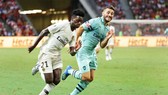 Sead Kolasinac (phải) chấn thương nặng là cú sốc thật sự với Arsenal. Ảnh: Getty Images