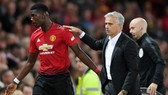 Dù Paul Pogba mang băng đội trưởng, chơi tốt và thân thiện với HLV Jose Mourinho thì tin đồn vẫn diễn ra. Ảnh: Getty Images