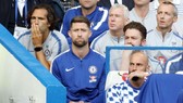 Gary Cahill thất vọng trên băng ghế dự bị. Ảnh: The Sun