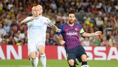 Lionel Messi ghi bàn trước sự bất lực của hàng phòng ngự PSV Eindhoven. Ảnh: Getty Images