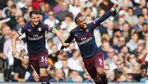 Alexandre Lacazette (phải) đã xuất sắc mở đường chiến thắng cho Pháo thủ. Ảnh: Getty Images