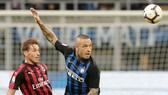 Mất Radja Nainggolan (phải) sẽ khiến năng lực phòng ngự giữa sân của Inter bị ảnh hưởng nghiêm trọng. Ảnh: Getty Images