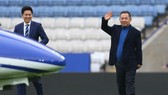 Ông Vichai Srivaddhanaprabha trong một lần di chuyển ra máy bay sau trận. Ảnh: The Sun