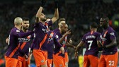 Riyad Mahrez tri ân chủ cũ sau bàn thắng. Ảnh: Getty Images