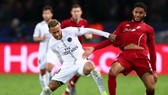 Liverpool (phải) đã không thể ngăn cản Neymar và Paris SG. Ảnh: Getty Images