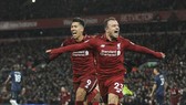 Xherdan Shaqiri (phải) với cú đúp đưa Liverpool bay cao trên ngôi đầu. Ảnh: AP