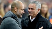 Pep Guardiola và Jose Mourinho trong lần đối đầu gần nhất hồi giữa tháng 11, với Man.City giành chiến thắng 3-1 trên sân nhà. Ảnh: Getty Images