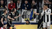 Cristiano Ronaldo và người hâm mộ Juve ngỡ ngàng trước niềm vui chiến thắng của Ajax. Ảnh: Getty Images