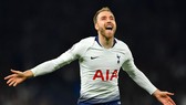 Christian Eriksen tỏa sáng để “gồng gánh” Tottenham trước khó khăn. Ảnh: Getty Images