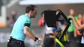 VAR sẽ chính thức được áp dụng ở Premier League mùa tới. Ảnh: Getty Images