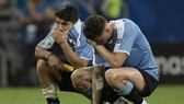 Luis Suarez (trái) thất vọng sau khi khiến Uruguay bị loại. Ảnh: Getty Images