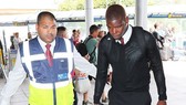 Paul Pogba vội vã khi đến sân bay. Ảnh: Daily Mail
