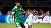 Riyad Mahrez (trái) tiếp tục thắng Sadio Mane ở cấp độ đội tuyển. Ảnh: Getty Images