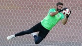 “Người nhện” Alisson thiệt thòi vì anh chơi ở vị trí thủ môn? Ảnh: Getty Images