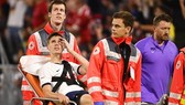 Juan Foyth chấn thương và phải rời sân bằng cáng. Ảnh: Getty Images