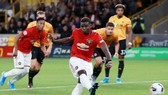 Paul Pogba cố sút mạnh nhưng vẫn không thành công. Ảnh: Getty Images